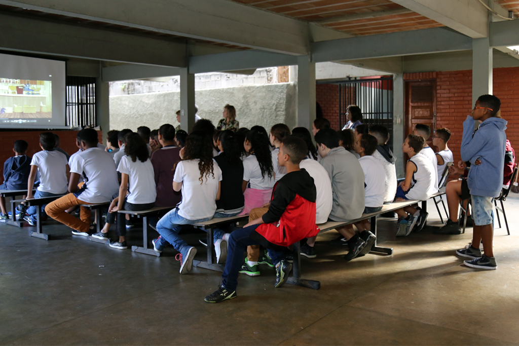 Os alunos assistiram a apresentação no pátio da escola (Foto: Thiago Rios Gomes)